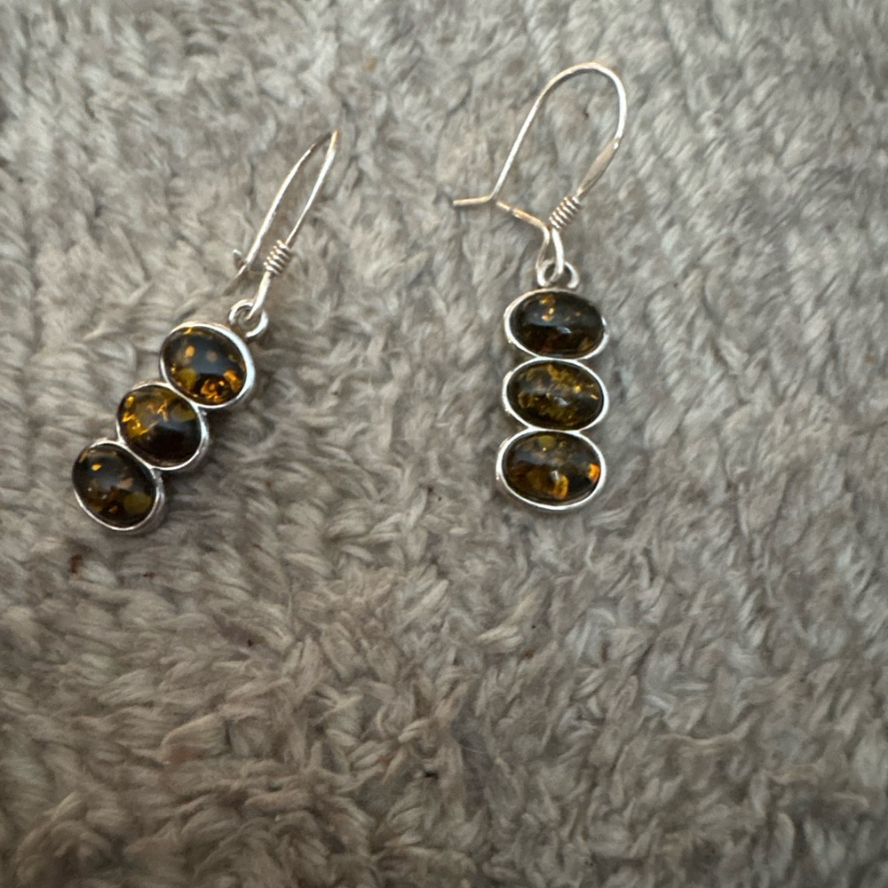 EUC 2 stone petite earrings. Silver .925 stamped